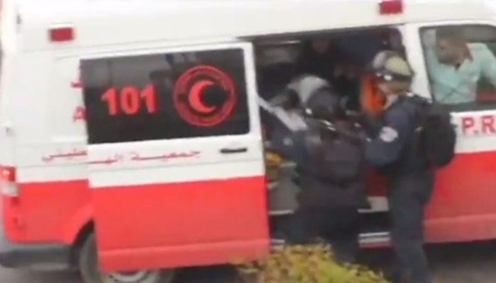 İsrail askerleri ambulanstaki Filistinlileri gözaltına aldı!