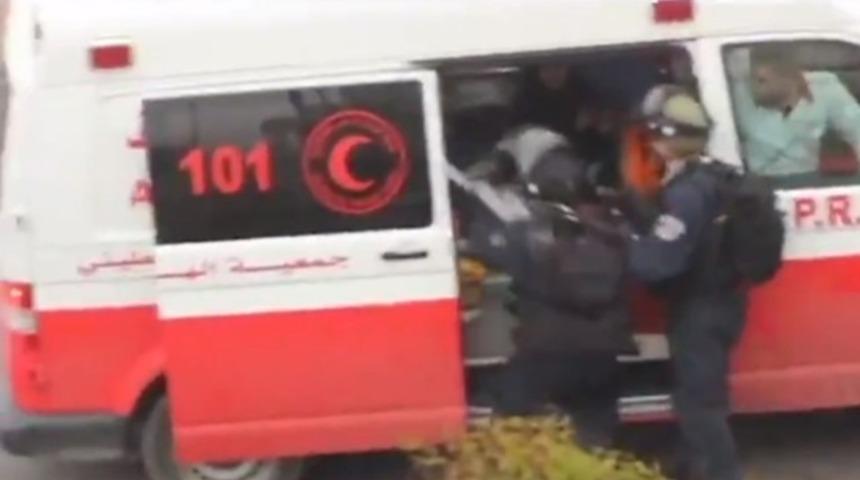 İsrail askerleri ambulanstaki Filistinlileri gözaltına aldı!
