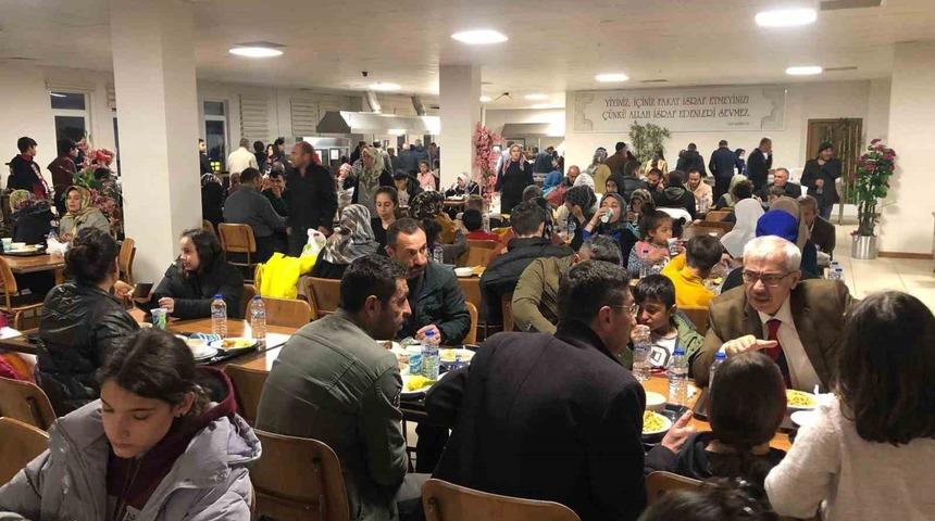Niğde protokolü, yurtlarda kalan depremzedeler ile iftar yaptı