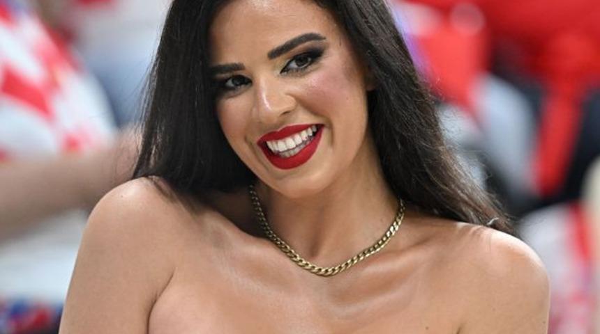 Dünya Kupası’nın en seksi ismi yine sosyal medyada aktif! Masaj öncesinde ayna karşısında iç çamaşırlı poz verdi