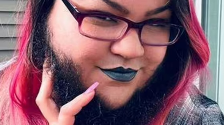 Sakallarını uzatan kadın tıraş olması i&ccedil;in yapılan baskılara meydan okuyor