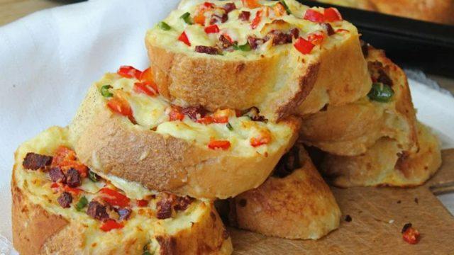 Bayat ekmekleri atmayın! Fırında ekmek pizza tarifi