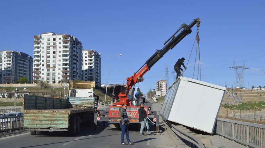 Tırdan düşen konteynerler yolu kapattı!
