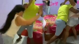 Kocasını başka bir kadınla yatakta basınca öfkeden deliye döndü! Eşini tekme tokat dövdü, bir de o anları kaydetti