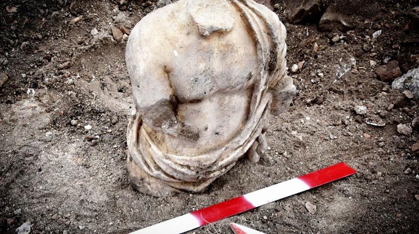 İstanbul’un göbeğinden Polieuktos kazıları! Yeni heykelleri “Günün en heyecan verici haberi” diyerek duyurdu