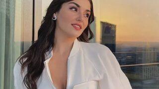 Hande Erçel derin göğüs dekoltesiyle bakana bir daha baktırdı! İçine hiçbir şey giymedi