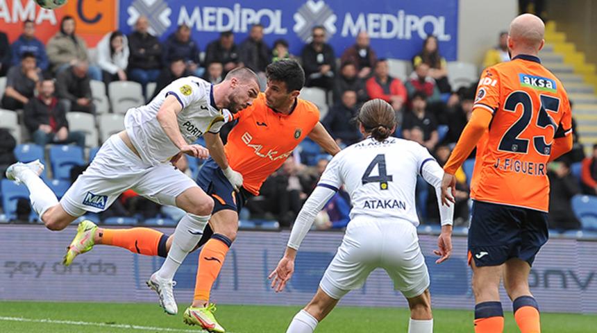 Emre Belözoğlu, Tolunay Kafkas'a ilk maçında şans tanımadı! 