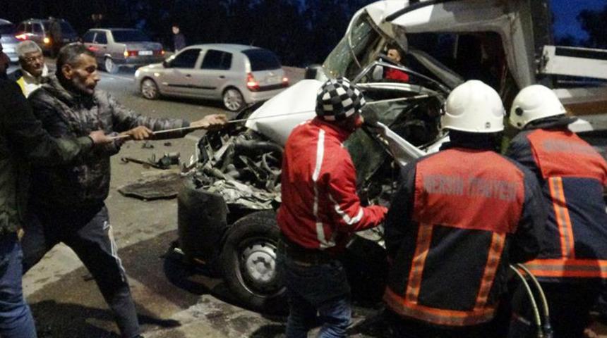 Mersin'de feci kaza! Otomobil karşı şeride geçip kamyonete çarptı... Ölü ve yaralılar var