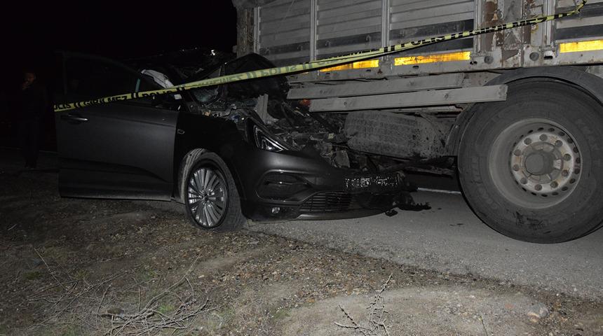 Otomobil, TIR'a arkadan çarptı! Yaralılar var...