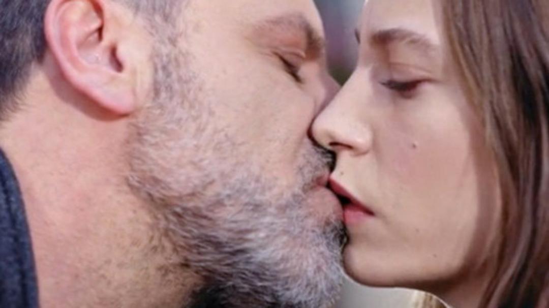 'Hadi i&ccedil;elim,  sevişelim...'