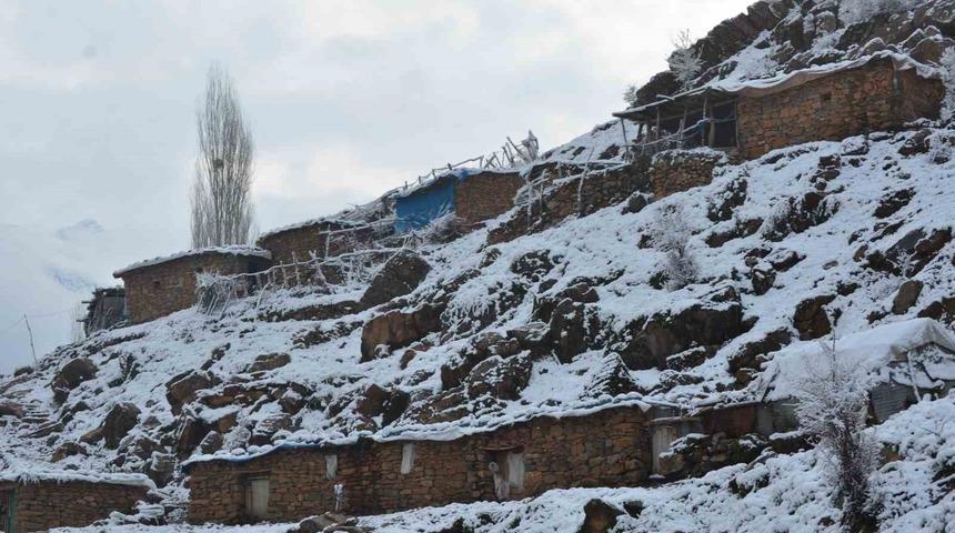 Şırnak'ta Nisan ayında kar yağışı! Adeta beyaza büründü