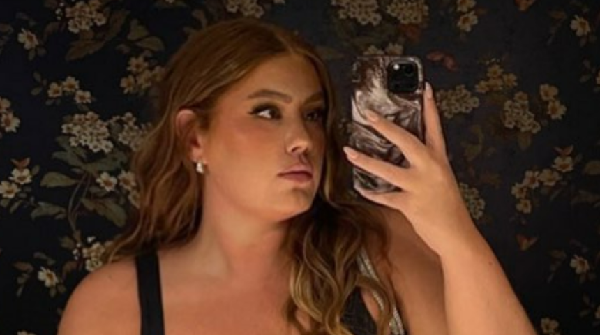 B&uuml;y&uuml;k beden kadınların bikini giyemeyeceğini s&ouml;yleyenlere inat bikinisiyle uzanarak poz verdi