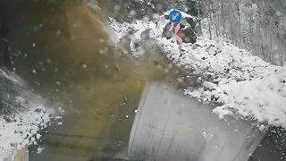 Heyelandan saniyelerle kurtuldu! O anlar ise kameraya yansıdı