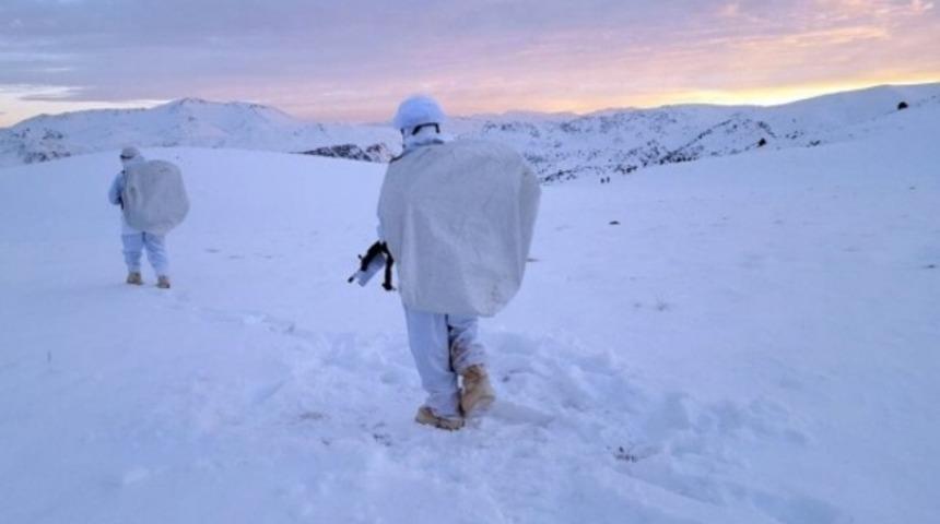 Mehmetçik kar kış dinlemiyor. Terörislerin mağaraları didik didik aranıyor