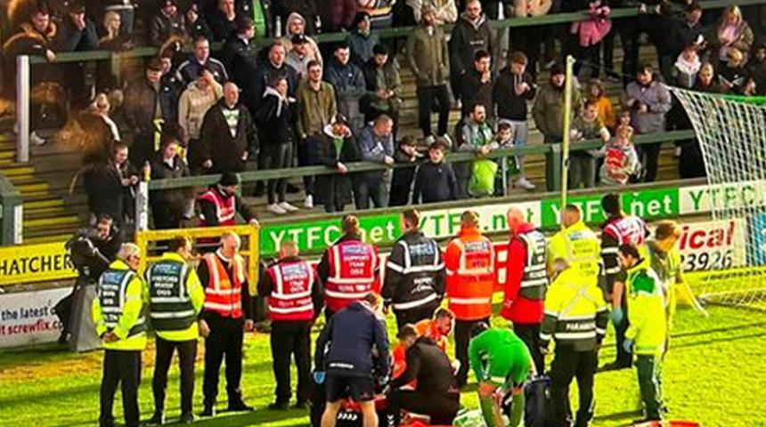 İngiltere'de kan donduran olay! Sakatlanan futbolcu için saha içinde kordon oluşturuldu