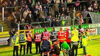 İngiltere'de kan donduran olay! Sakatlanan futbolcu için saha içinde kordon oluşturuldu