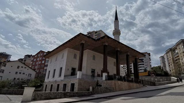 Ezanı iftardan 5 dakika önce okudu, durumu fark edince bakın ne yaptı! Sosyal medya bu olayı konuşuyor