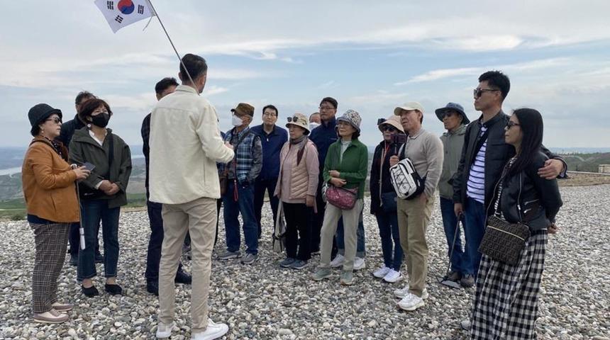 Deprem bölgesine Güney Kore'den ilk turist kafilesi geldi! Havalimanında çiçeklerle karşılandılar