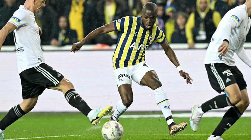 Fenerbahçe Beşiktaş maçında akılalmaz pozisyon, herkes dondu kaldı! Enner Valencia Mert Günok ile karşı karşı kaçırdı