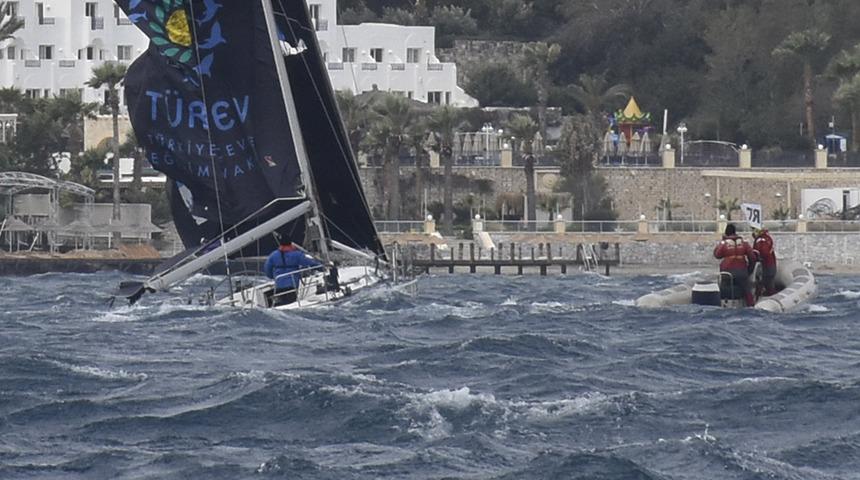 Bodrum'da yelken yarışları sırasında çarpışan teknelerden biri battı