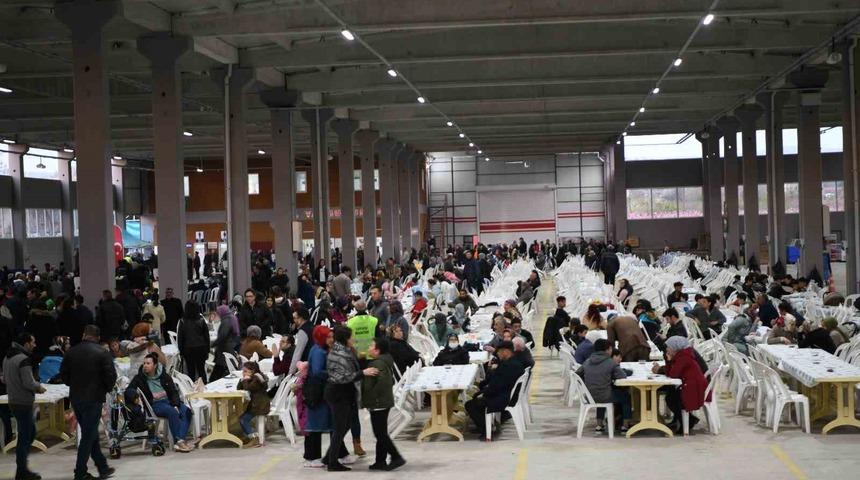 Lapseki Belediyesi 4 bin kişilik iftar verdi