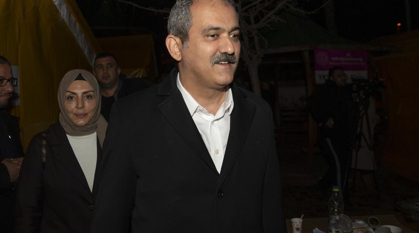 Milli Eğitim Bakanı Özer, Malatya'da çadır kentteki öğrencilerle bir araya geldi