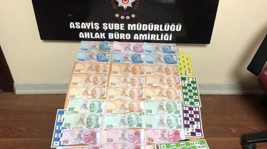 İş yerinde kumar oynatırken yakalandı, toplanan bin 365 TL’ye el konuldu