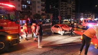 İzmir'de iki otomobilin çarpıştığı kazada 3 kişi yaralandı