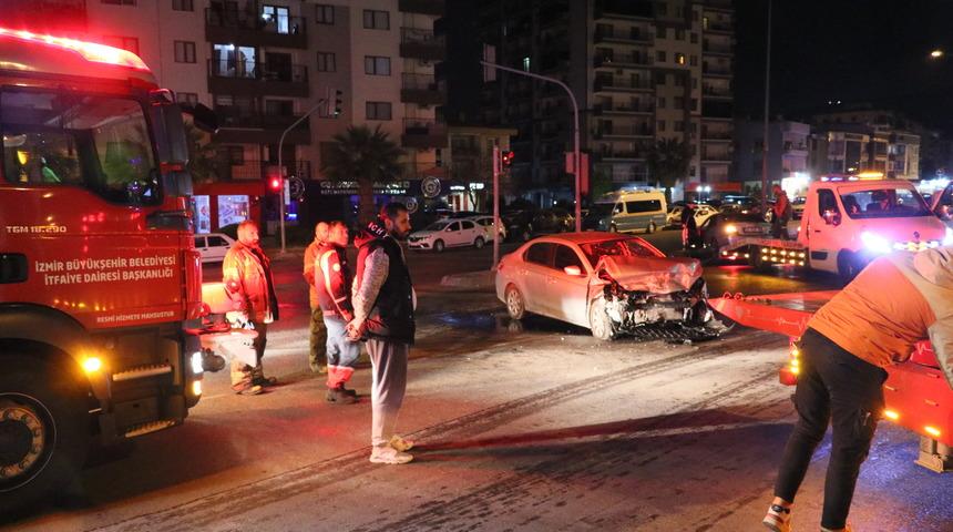 İzmir'de iki otomobilin çarpıştığı kazada 3 kişi yaralandı