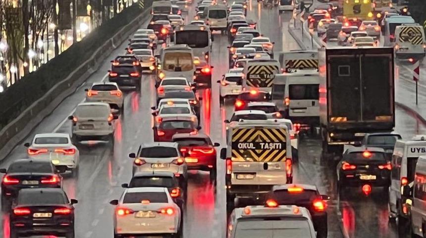 İstanbul'da yağmur sonrası trafik yoğunluğu! 