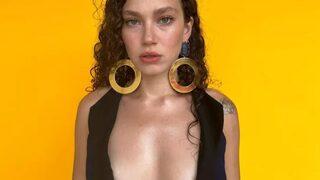 Tamamen transparan giyen Melisa Şenolsun'un iddialı tarzına beğeni yağdı