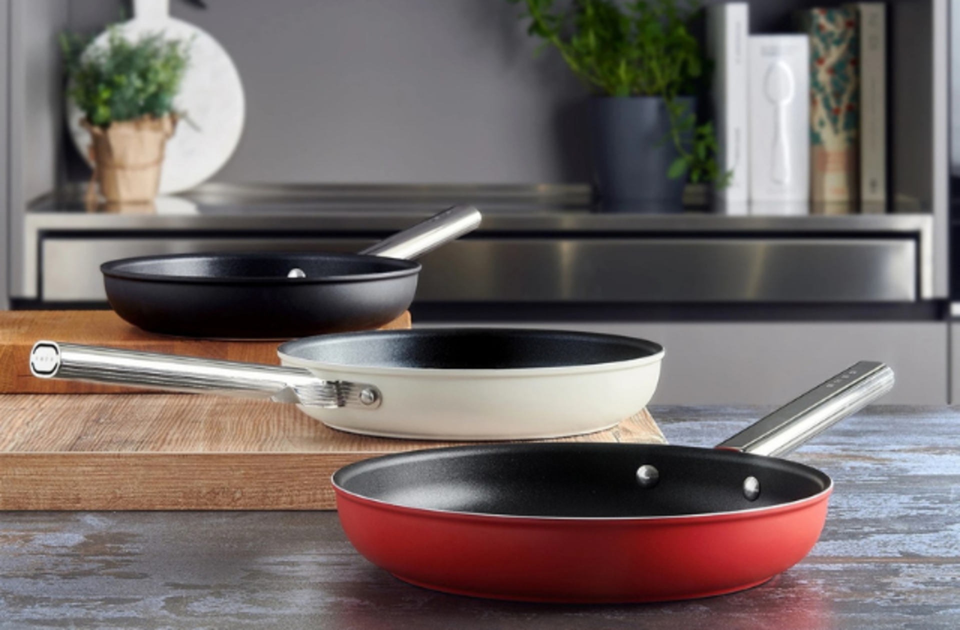 Kaliteli ve uzun ömürlü tava arayanlara Smeg marka tava önerileri