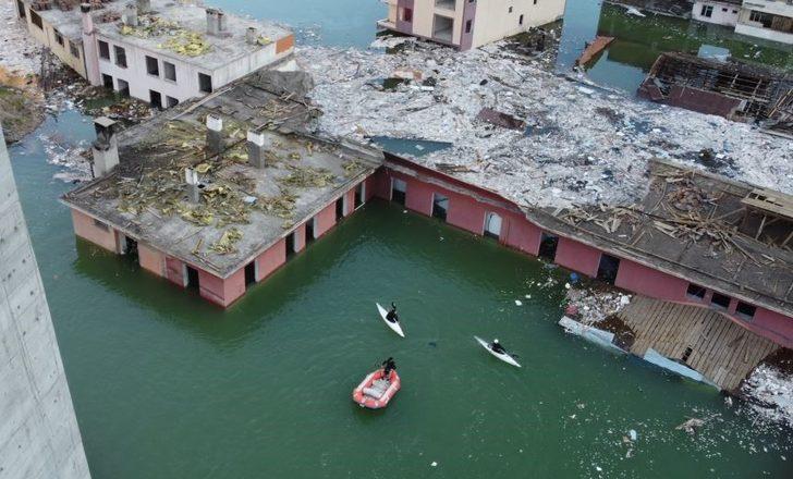 O ilçede ilginç görüntü... Koşup oynadıkları cadde ve sokaklarda bakın bu kez ne yapıyorlar! "Şu tarafta evim vardı, şu an göremiyorum" G5