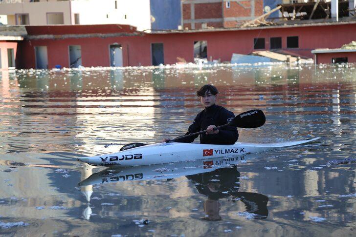 O ilçede ilginç görüntü... Koşup oynadıkları cadde ve sokaklarda bakın bu kez ne yapıyorlar! "Şu tarafta evim vardı, şu an göremiyorum" G1