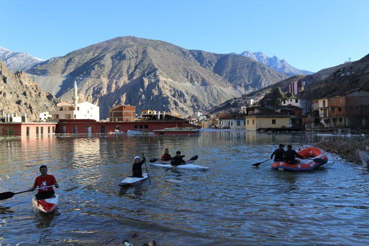 O ilçede ilginç görüntü... Koşup oynadıkları cadde ve sokaklarda bakın bu kez ne yapıyorlar! "Şu tarafta evim vardı, şu an göremiyorum" G2