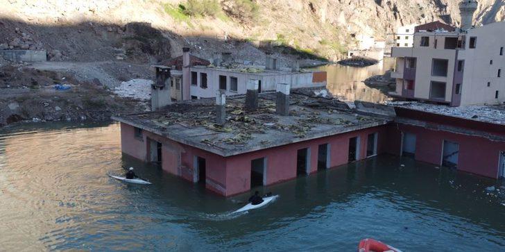 O ilçede ilginç görüntü... Koşup oynadıkları cadde ve sokaklarda bakın bu kez ne yapıyorlar! "Şu tarafta evim vardı, şu an göremiyorum" G4