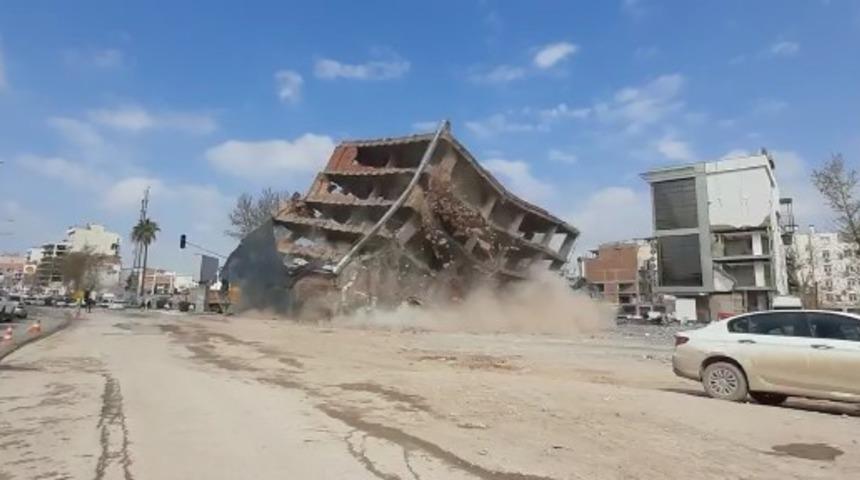 Yıllarca tamamlanmayan binayı iş makinesi yıktı