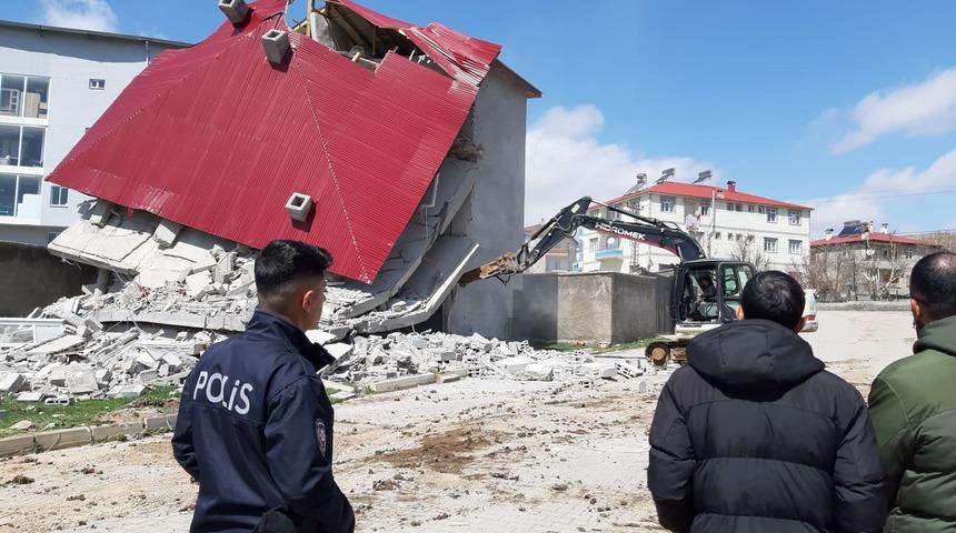 Depremden etkilenen Adana Tufanbeyli'de hasarlı binalar yıkılıyor