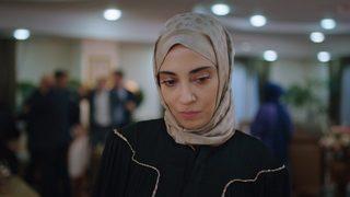 Bir grup erkek 'Kızılcık Şerbeti' protestosu için Show TV önüne gitti