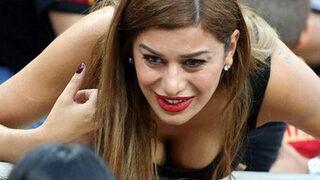 Eski model Ebru Şancı mini elbisesiyle poz verdi! Frikik vermemek için eliyle kapadı