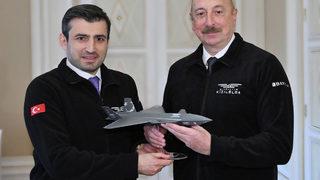 Erdoğan'ın selamını iletti, 'Akıncı poları' hediye etti! Selçuk Bayraktar ile Aliyev görüşmesinde 'Karabağ' mesajı