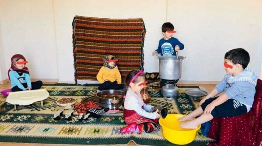 Anaokulunda ayak yıkatılan&nbsp;t&uuml;rbanlı kızlar ve &ldquo;b&ouml;yle bir d&uuml;nyaya &ccedil;ocuk getirmek istemiyorum&rdquo; klişesi