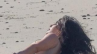 Kim Kardashian'ı plajda görenler önce çıplak sandı! Bir bakan bir daha baktı