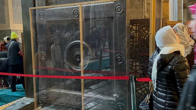 Ayasofya Camii'ndeki 'imparatorluk kapısı'na cam bölmeli koruma önlemi