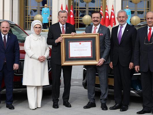 İlk yerli otomobil Togg, Cumhurbaşkanı Erdoğan'a teslim edildi