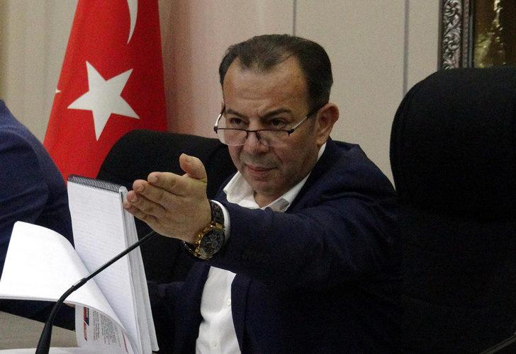 Tanju Özcan, kendisine şişe fırlatan AK Partili meclis üyesini dışarı çıkarttırdı