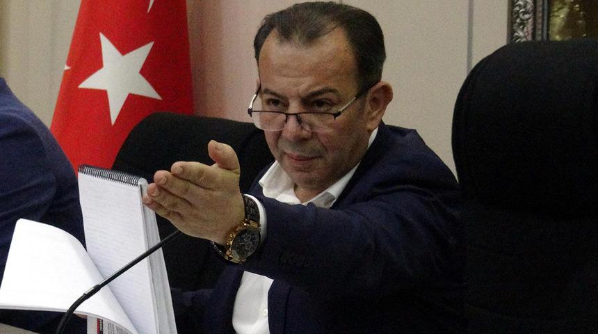 Tanju Özcan, kendisine şişe fırlatan AK Partili meclis üyesini dışarı çıkarttırdı