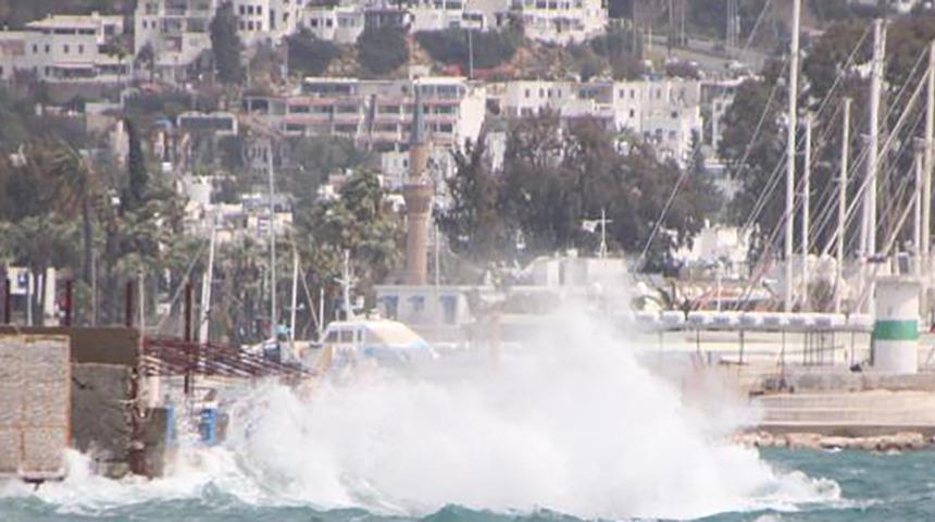 Bodrum'u fırtına vurdu! Balıkçı teknesi battı, feribot seferleri iptal edildi