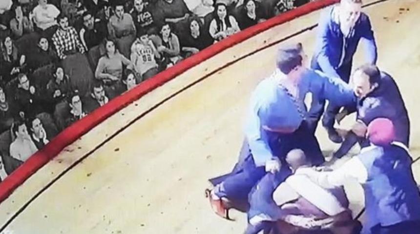 Sahnede tiyatro oyuncusuna dayakta yeni gelişme! Mesajlar ortaya &ccedil;ıktı