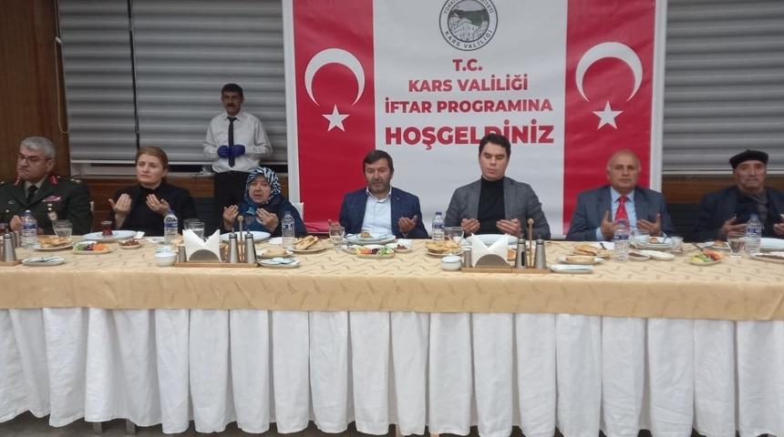 Kars Valiliği şehit aileleri ve gaziler onuruna iftar programı düzenledi